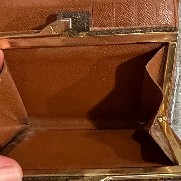 Louis Vuitton Monogram Canvas Kisslock Trifold Wallet. - Picture 2 of 10